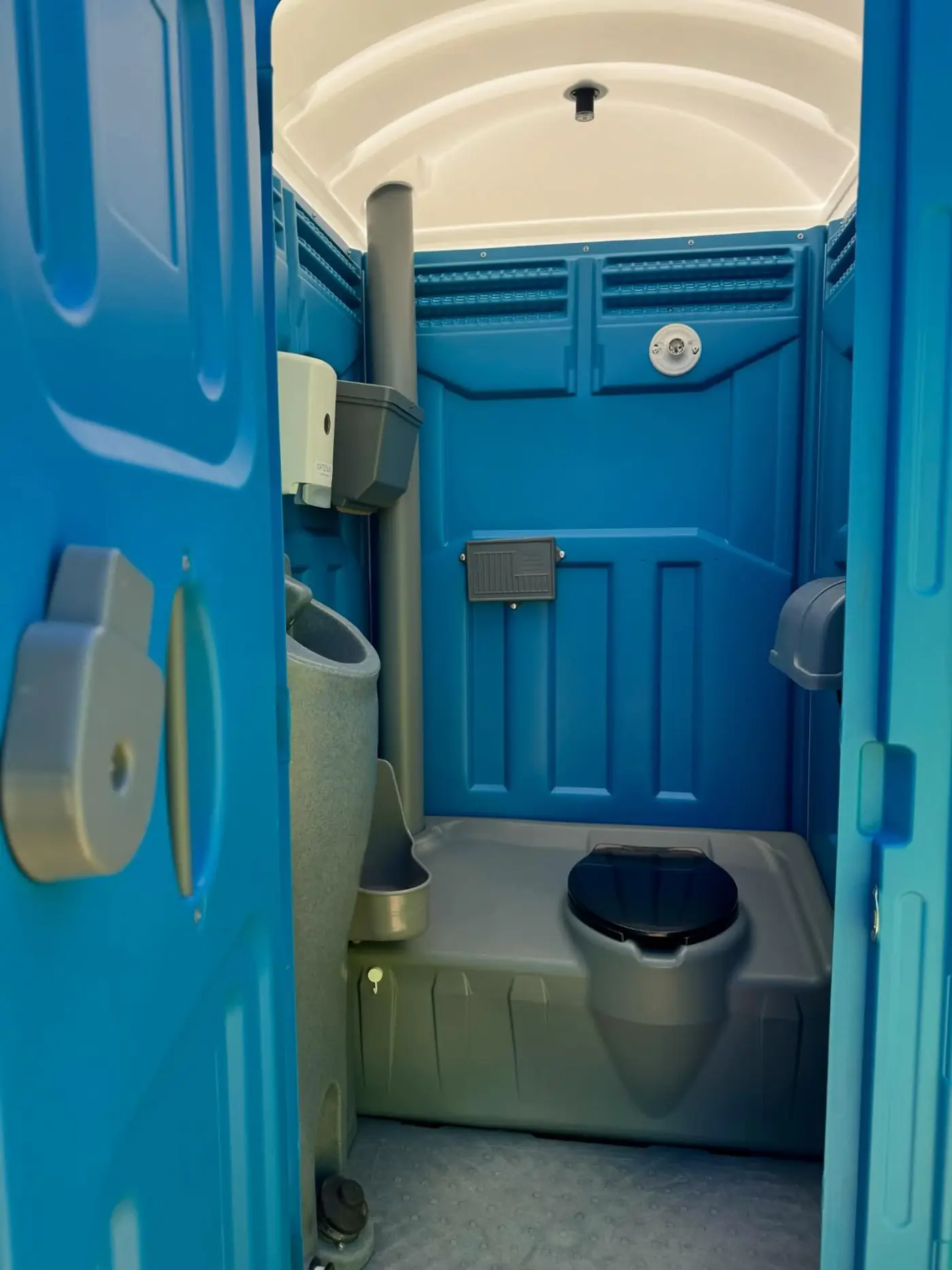 Deluxe porta potty with sink