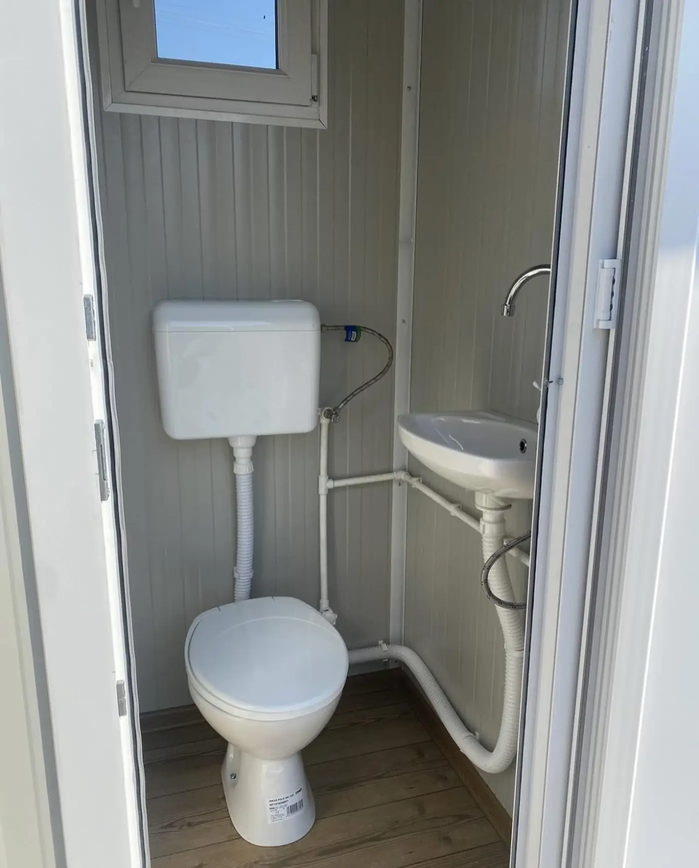 Flushable porta potty
